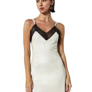 Vestido com aparência de couro